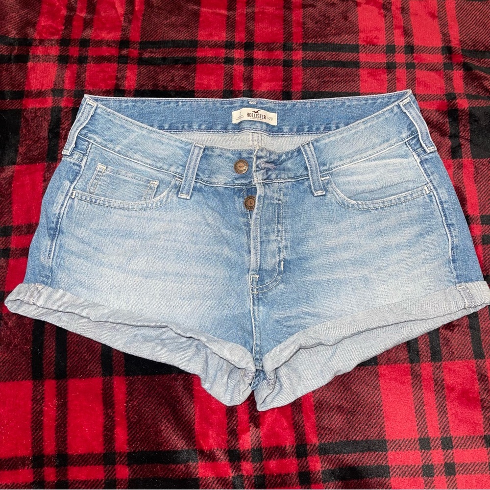 HOLLISTER LIGHT WASH DENIM SHORTS